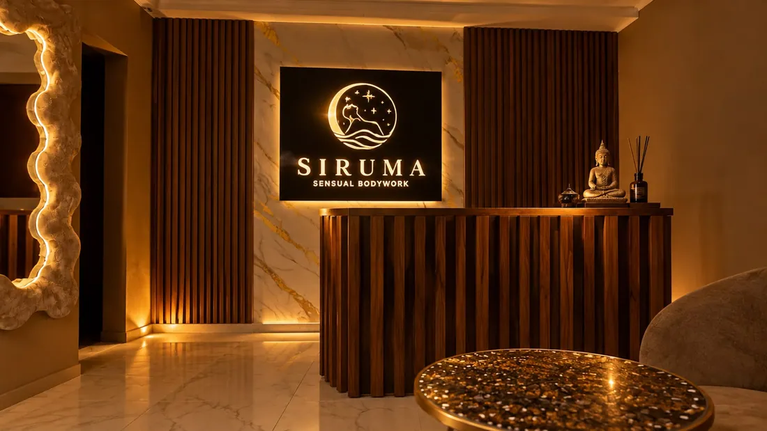 Recepción de SIRUMA con madera, luz cálida y el emblema de la marca